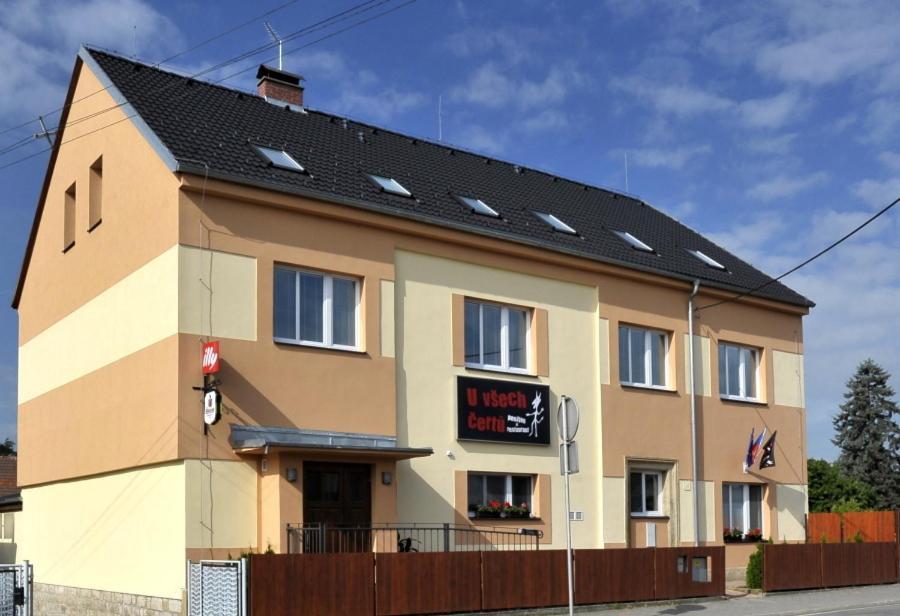Pension U Vsech Certu Йичин Экстерьер фото